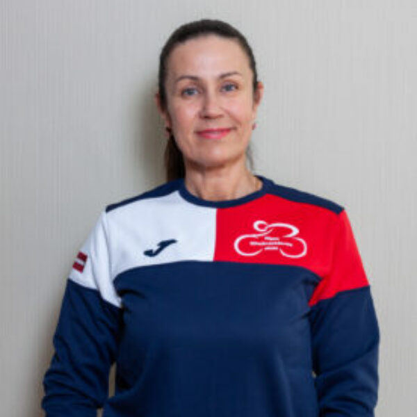 Trenera foto skolas formas tērpā