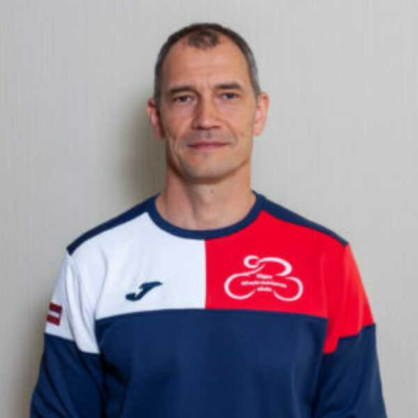 Trenera foto skolas formas tērpā