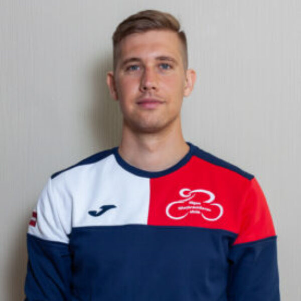 Trenera foto skolas formas tērpā