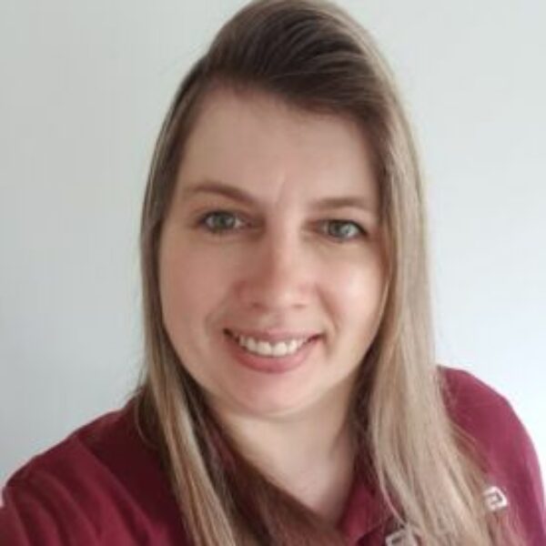 Trenera foto skolas formas tērpā