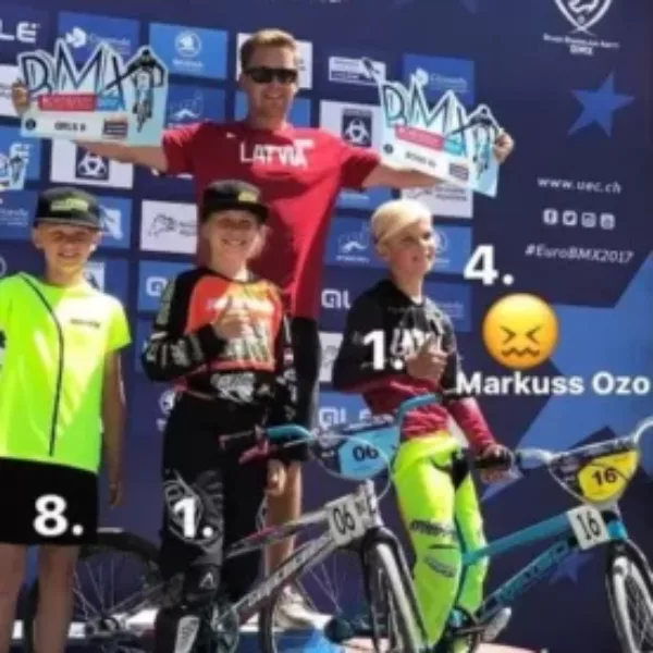 Trenera foto skolas formas tērpā