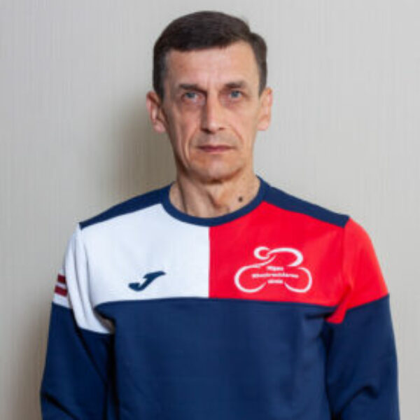 Trenera foto skolas formas tērpā