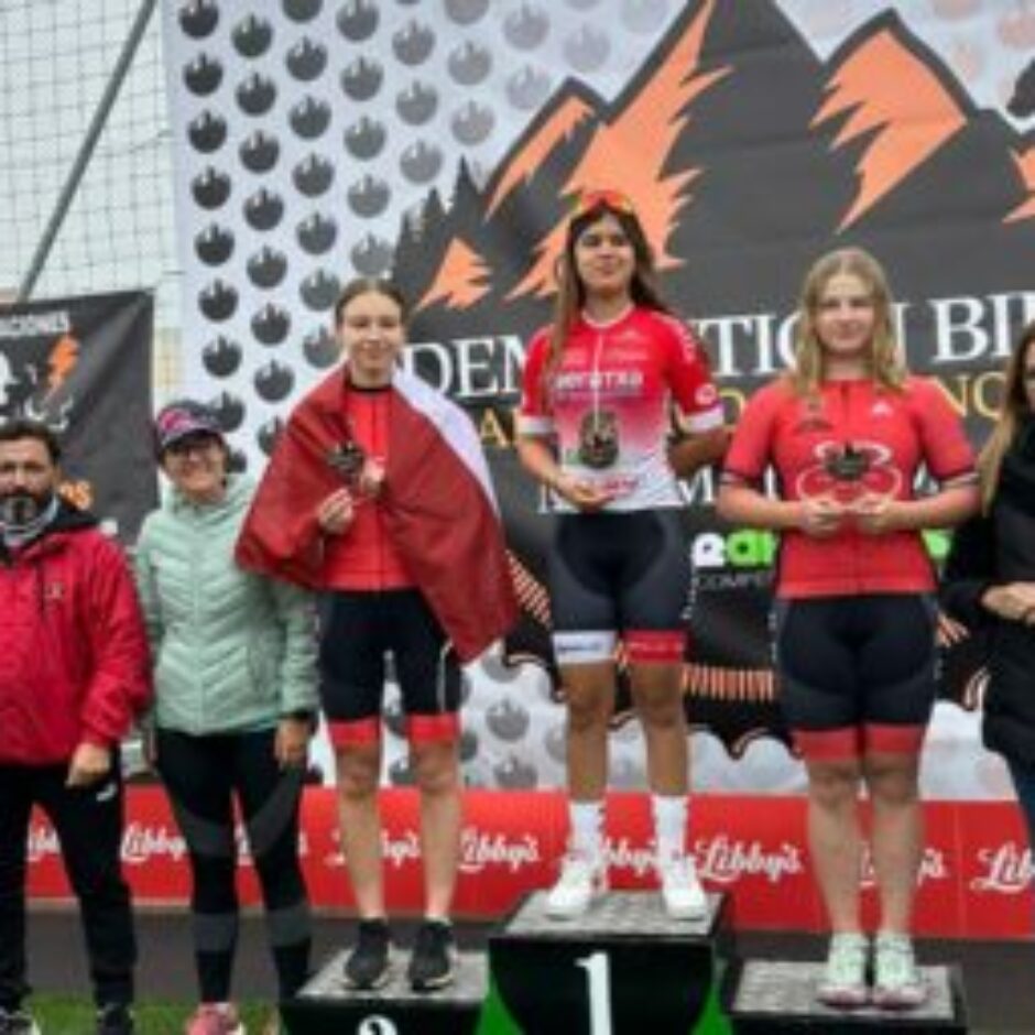 Jaunieši uz goda pjedestāla