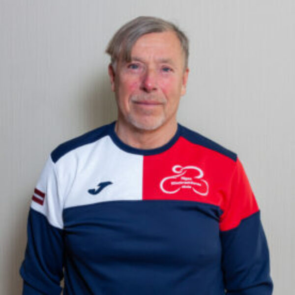 Trenera foto skolas formas tērpā