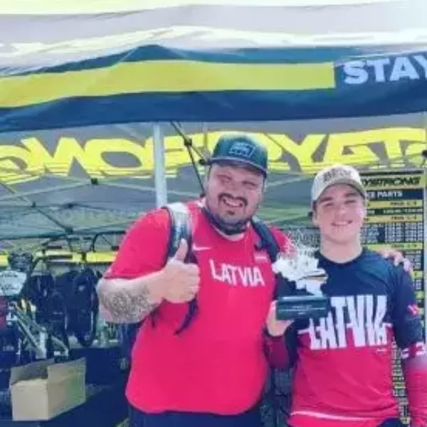 Trenera foto skolas formas tērpā