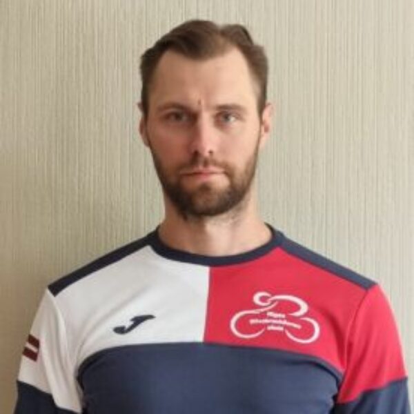 Trenera foto skolas formas tērpā