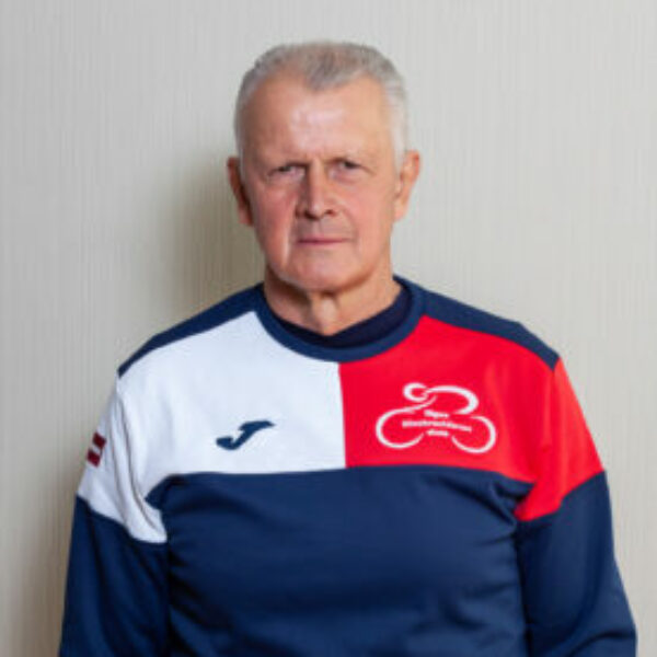 Trenera foto skolas formas tērpā