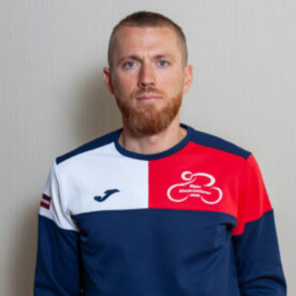 Trenera foto skolas formas tērpā