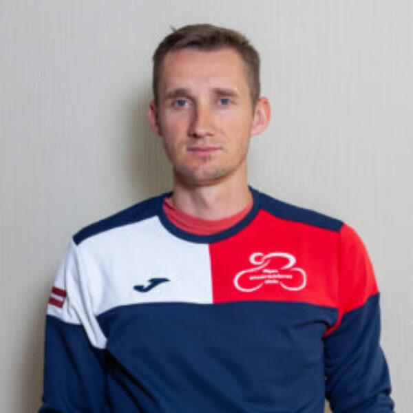 Trenera foto skolas formas tērpā