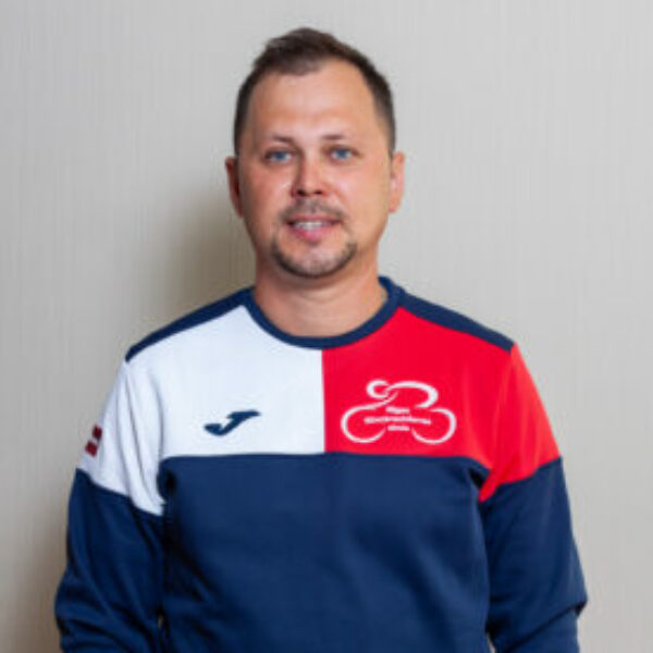 Trenera foto skolas formas tērpā