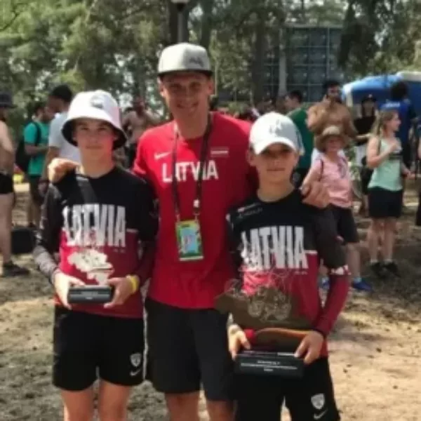 Trenera foto skolas formas tērpā