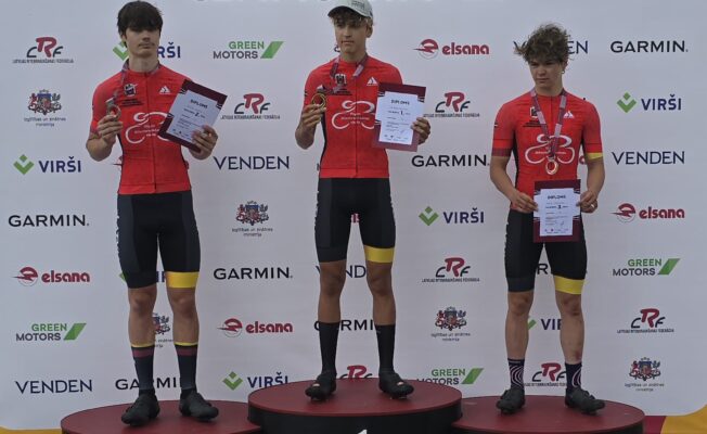 Audzēkņi uz pjedestāla