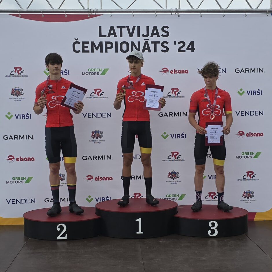 Audzēkņi uz pjedestāla